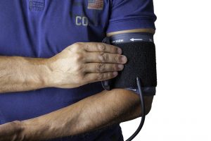 blood-pressure-monitor-1749577_1920 Control de presión arterial en seguro de salud.